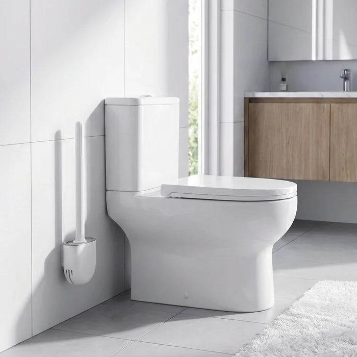 Brosse WC silicone murale gris clair installée dans une salle de bain moderne