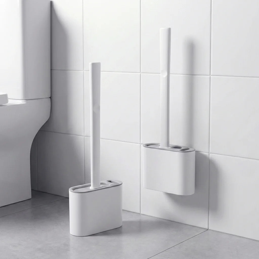 Comparaison brosse WC silicone murale et version posée au sol dans une salle de bain moderne