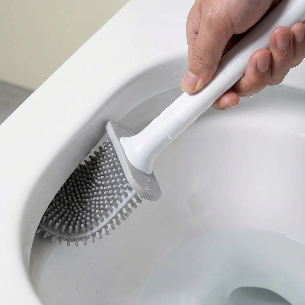 Brosse WC silicone en train de nettoyer la cuvette des toilettes avec tête flexible