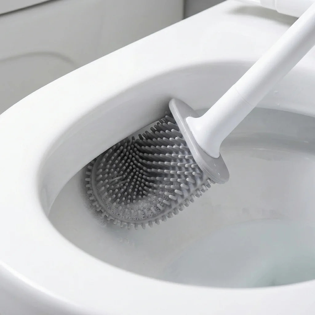 Brosse WC silicone nettoyant efficacement la cuvette des toilettes avec mousse